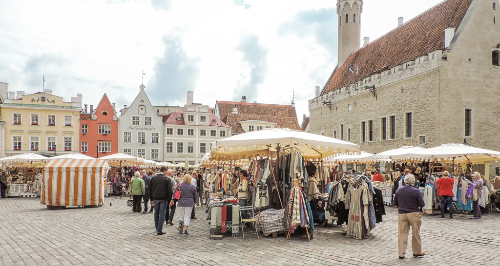 Mercadillo en la ciudad vieja de Tallin (Estonia).